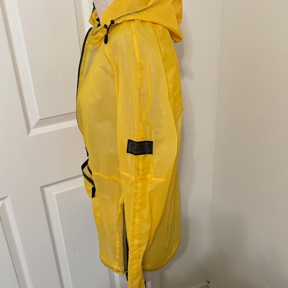 Burberry Sport Yellow Jacket with Black Trim - Picture 4 of 10